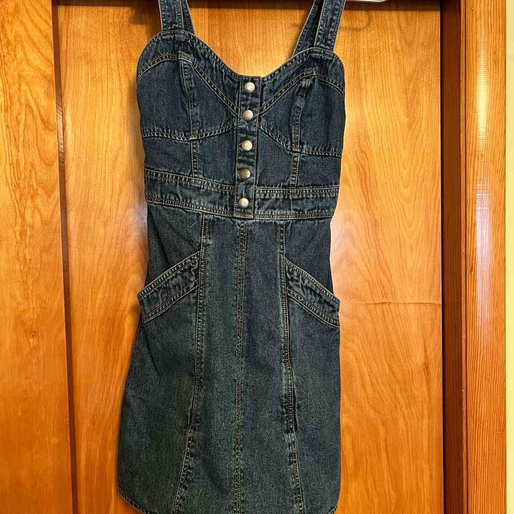 Jean dress, size XS but fits like a size 2. Perfect condition.